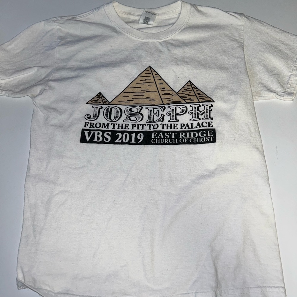 White Gildan t-shirt